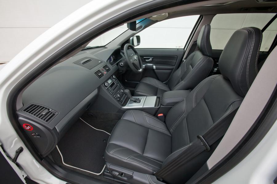  Volvo XC90 R-Design 2012 года  (UK) (фото 16 из 36)